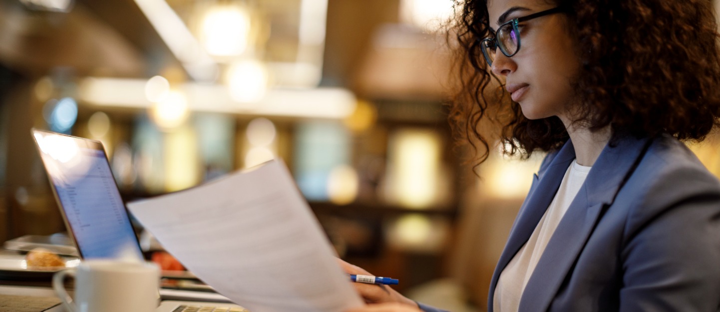 Businesswoman working on laptop at a cafe ©iStockphoto.com/damircudic